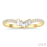 1/4 Ctw Baguette Cut Chevron Centerpiece Round Cut Diamond Wedding Band in 14K Yellow Gold